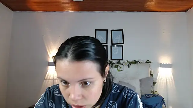 Snapshot of Megan_05_ chatting on 10-15-25, 06:27 Megan 05 online show from 10-15-25, 06:27