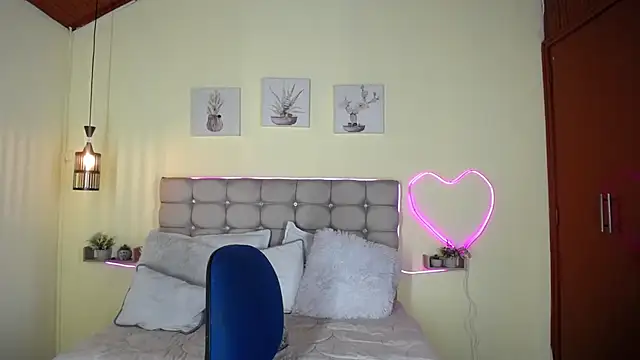 Snapshot of Megan_05_ chatting on 06-11-26, 12:32 Megan 05 online show from 06-11-26, 12:32