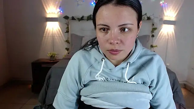 Snapshot of Megan_05_ chatting on 02-07-26, 06:27 Megan 05 online show from 02-07-26, 06:27