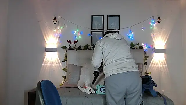 Snapshot of Megan_05_ chatting on 01-09-26, 06:37 Megan 05 online show from 01-09-26, 06:37