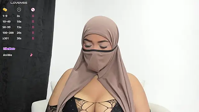 Snapshot of thaira_aly chatting on 10-12-25, 03:41 thaira aly online show from 10-12-25, 03:41