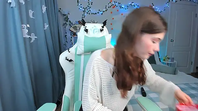 Zoe Vee online show from 10-28-25, 03:29