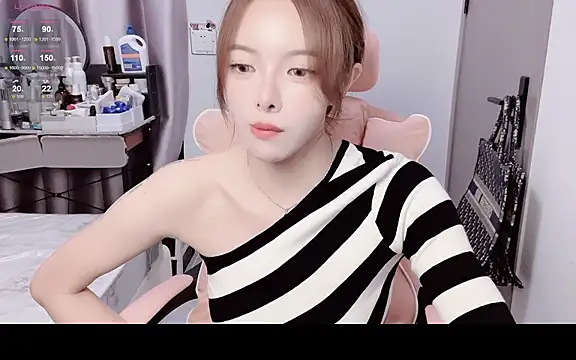 Snapshot of AmyySC chatting on 10-28-25, 03:00 AmyySC online show from 10-28-25, 03:00