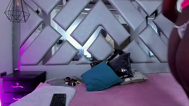 Lorenn Hill online show from 11-04-25, 01:04