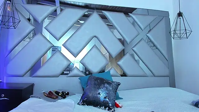 Lorenn Hill online show from 12-19-25, 01:13