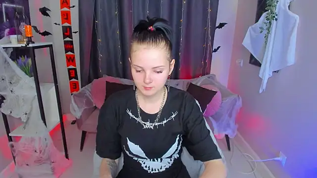 Snapshot of Leila_xxBaby chatting on 10-24-25, 11:53 Leila xxBaby online show from 10-24-25, 11:53