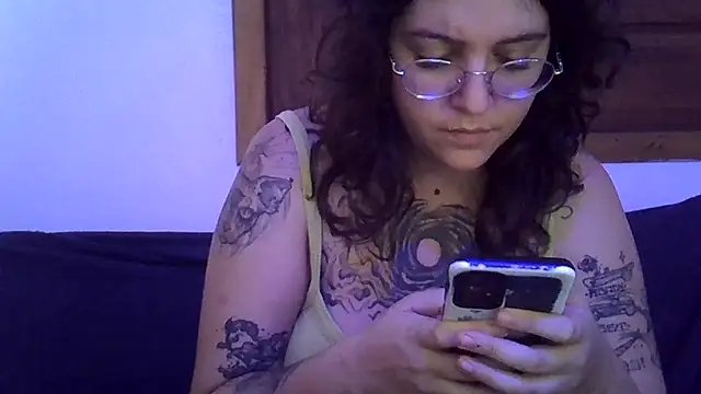 Blue Liz online show from 11-30-25, 01:12