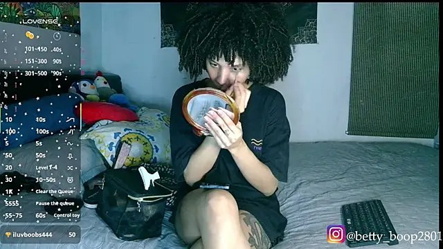 Snapshot of bettyboo2801 chatting on 02-10-26, 03:05 bettyboo2801 online show from 02-10-26, 03:05