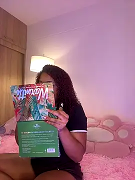 Snapshot of _Zahara_ chatting on 10-18-25, 10:45 Zahara online show from 10-18-25, 10:45