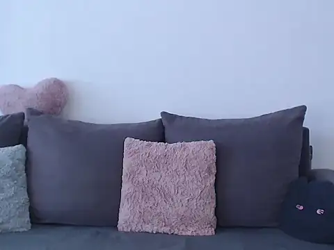 Snapshot of RoxanneLiss chatting on 10-17-25, 12:18 RoxanneLiss online show from 10-17-25, 12:18