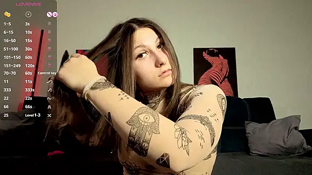 Snapshot of TrixiBell chatting on 02-10-26, 04:44 TrixiBell online show from 02-10-26, 04:44