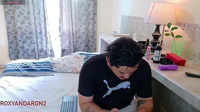 Snapshot of RoxyandAron2 chatting on 06-09-26, 01:12 RoxyandAron2 online show from 06-09-26, 01:12