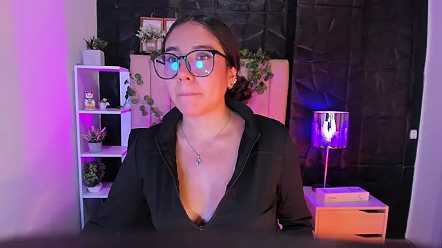 Bonnali lune online show from 10-31-25, 02:35