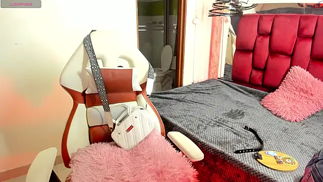 Snapshot of Sheilly_brown chatting on 10-15-25, 06:49 Sheilly brown online show from 10-15-25, 06:49