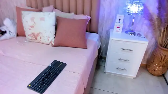 Emely florence  online show from 02-10-26, 03:44