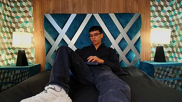 Aiden Royce online show from 09-11-25, 05:18