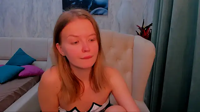 Snapshot of LaurennHill chatting on 09-22-25, 12:16 LaurennHill online show from 09-22-25, 12:16