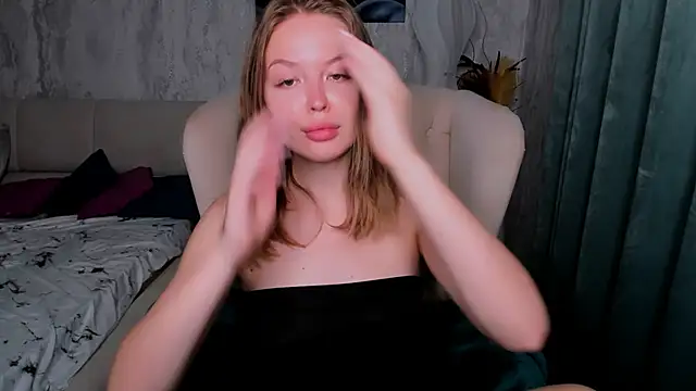 Snapshot of LaurennHill chatting on 10-20-25, 12:13 LaurennHill online show from 10-20-25, 12:13