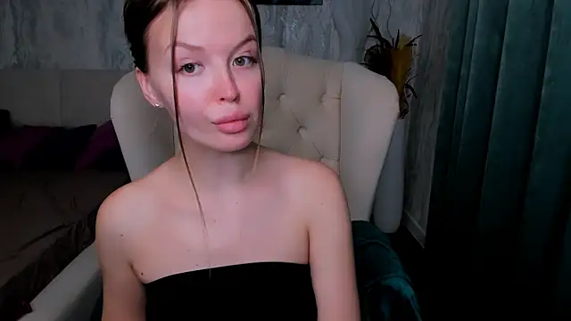 Snapshot of LaurennHill chatting on 10-13-25, 12:23 LaurennHill online show from 10-13-25, 12:23