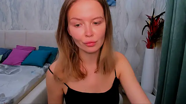 Snapshot of LaurennHill chatting on 09-15-25, 12:22 LaurennHill online show from 09-15-25, 12:22
