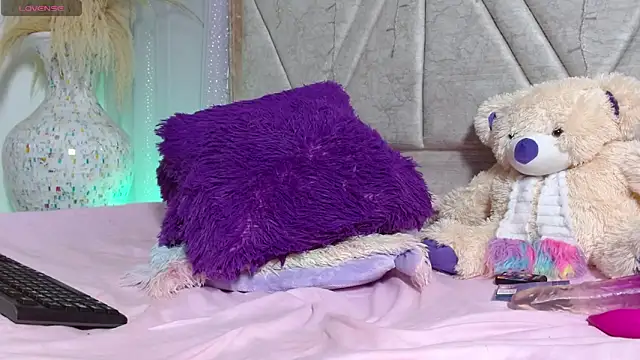 Carolinagarcia12345 online show from 04-11-26, 07:45