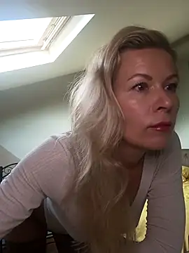 Julia Giulia online show from 10-25-25, 04:55