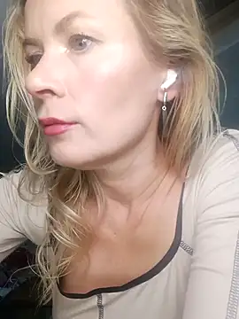 Julia Giulia online show from 11-12-25, 07:51