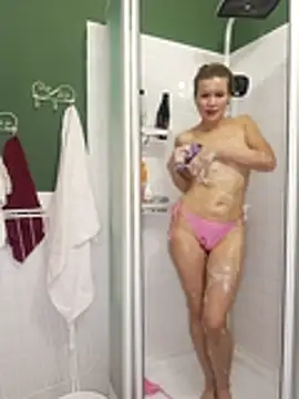 Julia Giulia online show from 12-16-25, 08:13