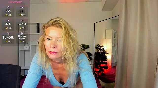 Julia Giulia online show from 06-26-26, 10:04