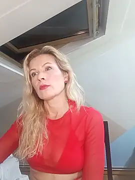 Julia Giulia online show from 10-25-25, 05:02