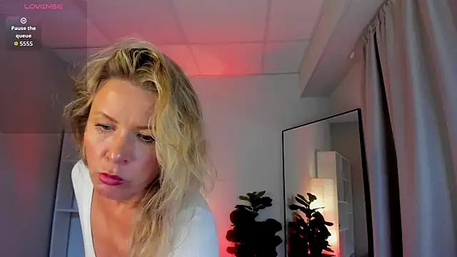 Julia Giulia online show from 05-21-26, 09:45
