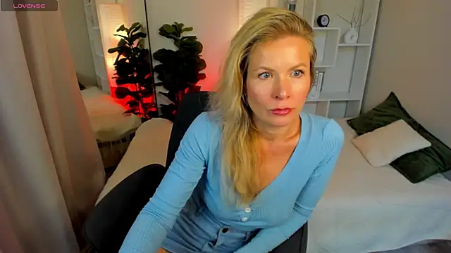 Julia Giulia online show from 06-18-26, 06:57