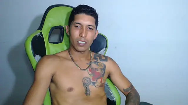 Snapshot of sensualduo chatting on 10-18-25, 12:01 sensualduo online show from 10-18-25, 12:01