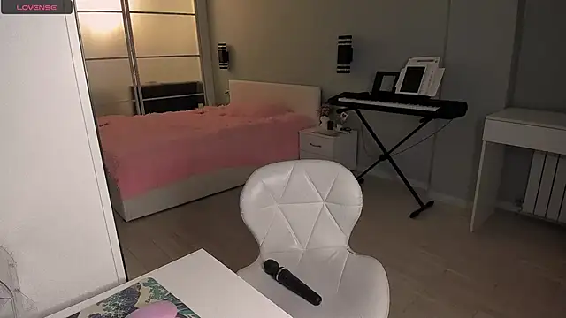 LolaVexx online show from 10-28-25, 04:06