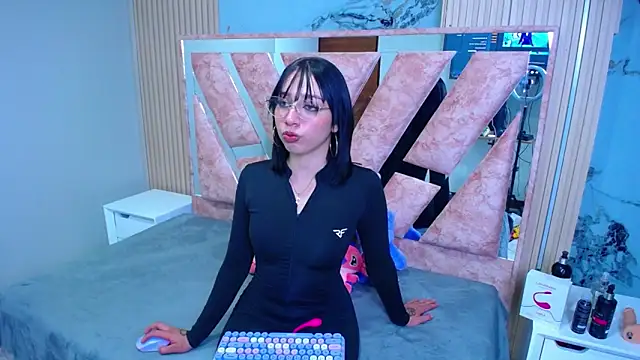 Niina Sissy online show from 12-18-25, 06:29