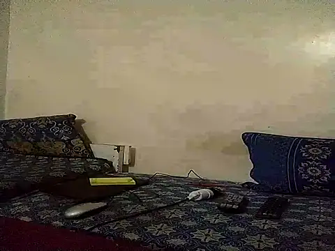 Snapshot of moroooooooo12 chatting on 09-15-25, 08:37 moroooooooo12 online show from 09-15-25, 08:37