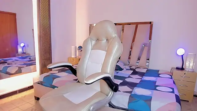 Elowen Clark online show from 12-21-25, 08:09