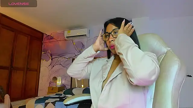 Elowen Clark online show from 10-18-25, 08:22