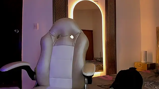 Elowen Clark online show from 11-29-25, 07:36