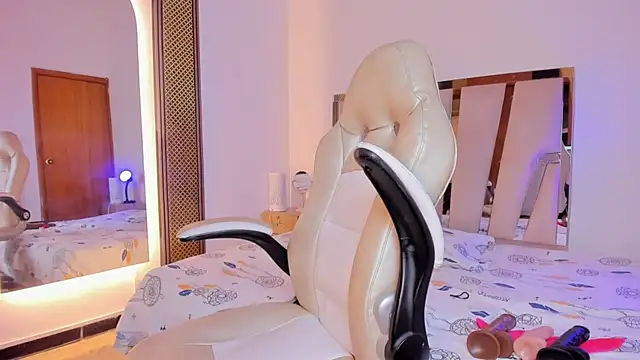 Elowen Clark online show from 12-22-25, 07:36