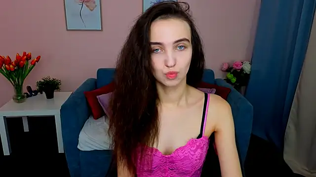 Snapshot of EllaSteele chatting on 10-08-25, 01:01 EllaSteele online show from 10-08-25, 01:01