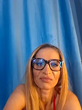 Snapshot of aellabeyonce chatting on 10-25-25, 11:42 aellabeyonce online show from 10-25-25, 11:42