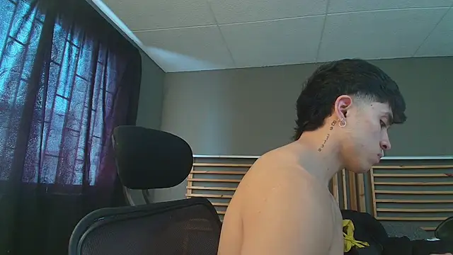 Snapshot of PaulEvens chatting on 05-25-26, 02:05 PaulEvens online show from 05-25-26, 02:05