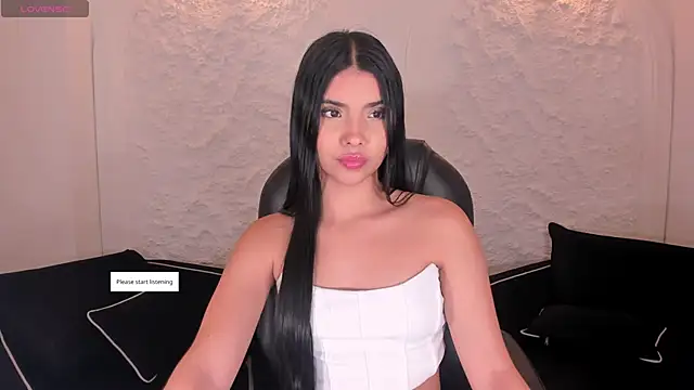 Snapshot of MiaLaurence chatting on 04-28-26, 07:29 MiaLaurence online show from 04-28-26, 07:29