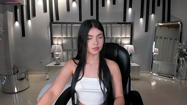 Snapshot of MiaLaurence chatting on 05-24-26, 11:43 MiaLaurence online show from 05-24-26, 11:43