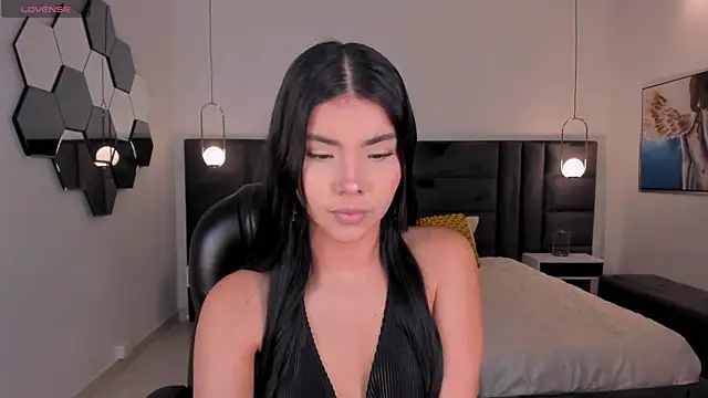 Snapshot of MiaLaurence chatting on 07-12-26, 05:14 MiaLaurence online show from 07-12-26, 05:14