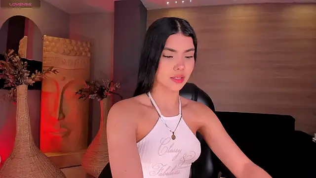 Snapshot of MiaLaurence chatting on 01-13-26, 07:29 MiaLaurence online show from 01-13-26, 07:29