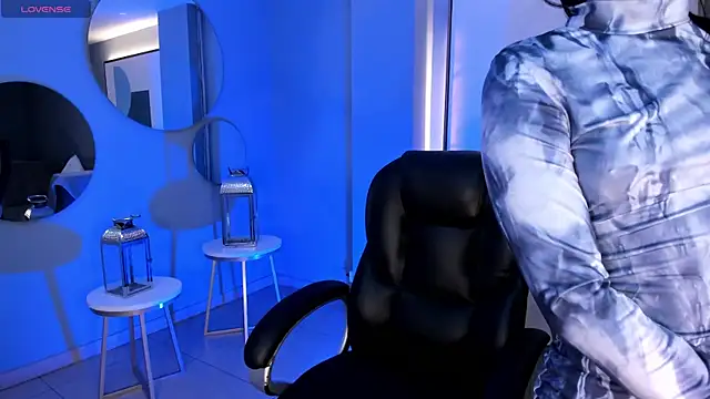 Snapshot of MiaLaurence chatting on 11-02-25, 11:37 MiaLaurence online show from 11-02-25, 11:37