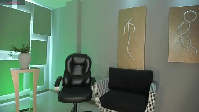 Snapshot of MiaLaurence chatting on 11-12-25, 07:29 MiaLaurence online show from 11-12-25, 07:29