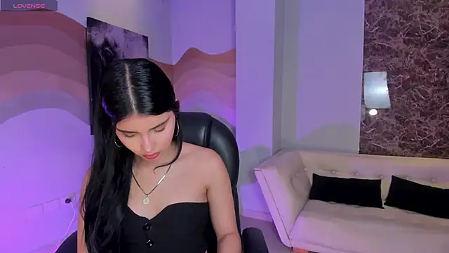 Snapshot of MiaLaurence chatting on 11-29-25, 07:14 MiaLaurence online show from 11-29-25, 07:14